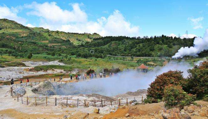 Kawah Sikidang Dieng kawah aktif mendidih berlompatan wisata vulkanik