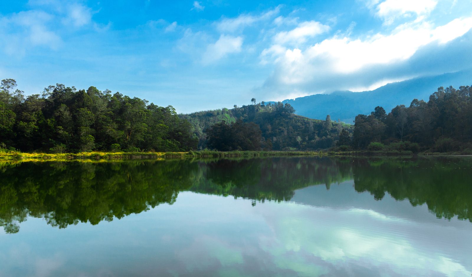 Telaga Pengilon Dieng air jernih memantulkan langit cermin kabut