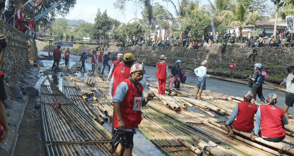 Open Trip : Festival Bamboo Rafting Loksado