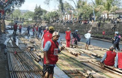 Open Trip : Festival Bamboo Rafting Loksado