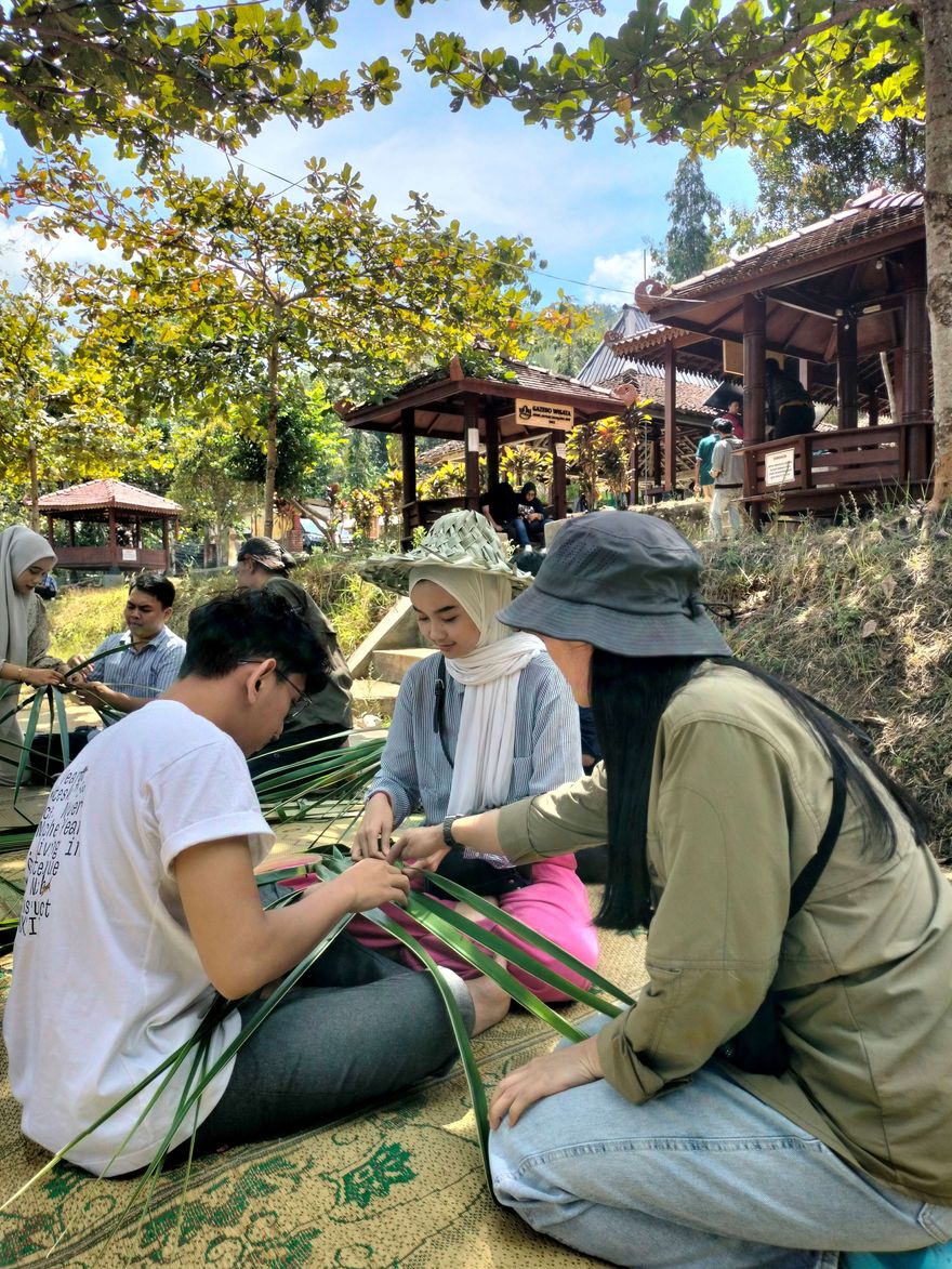 Edukasi Pembuatan Topi Blarak - Galeri 2