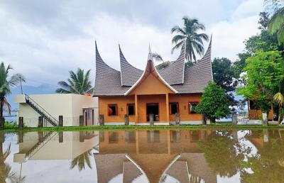 Menanam Padi di Sawah - Alternative view 1